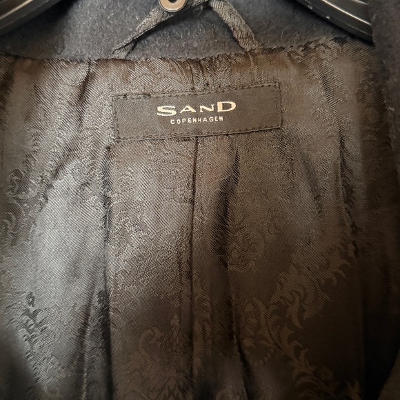 Designer Wool coat with high collar - Picture 16 of 16